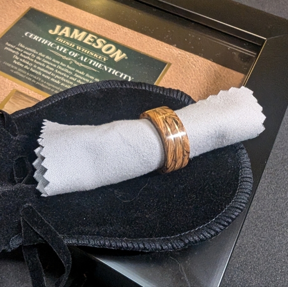 size 8 | Jameson whiskey barrel ring with two 14k yellow gold inlays - Picture 4 of 5